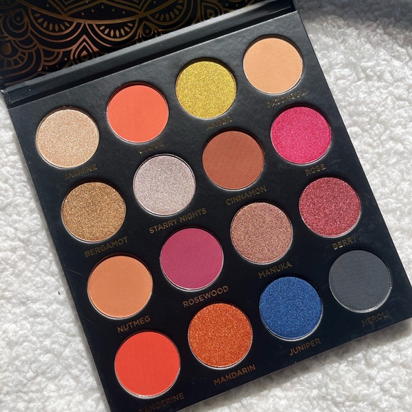 Ace Beaute Black and Gold Eyeshadow Palette - Picture 2 of 4